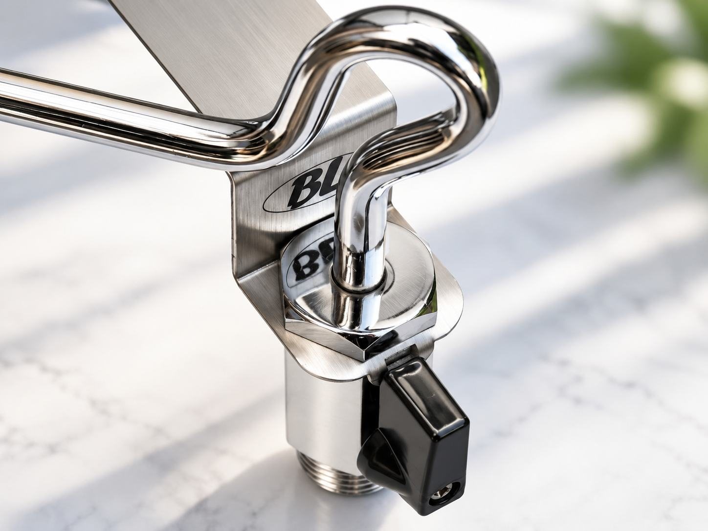 Detalle de la ménsula de acero inoxidable y la válvula del Bidet ¡Listo!