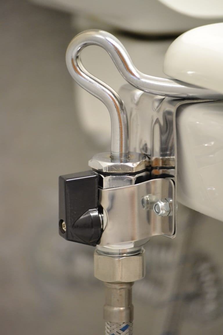 Válvula y soporte del Bidet ¡Listo! instalados en un inodoro